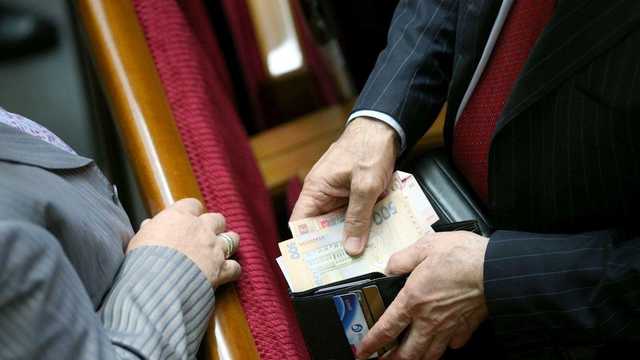 Рада сократит зарплаты чиновникам до 10 минимальных зарплат, - Разумков