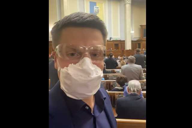 Гончаренко: Зеленский больше не управляет страной, вся власть у Коломойского