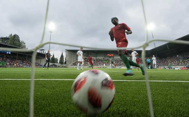 УЕФА перенес матчи сборных на неопределенный срок