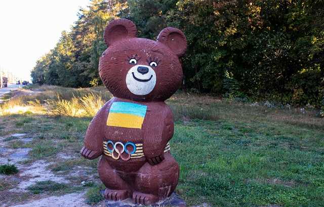 Олимпийский мишка на въезде в столицу облачился в медицинскую маску