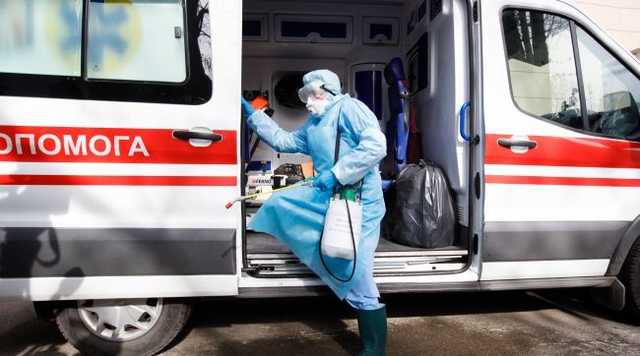 В Украине коронавирусом заразились уже почти 900 человек