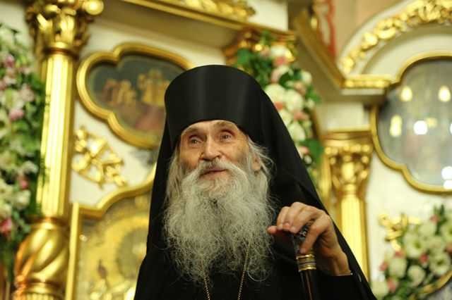 Духовник патриарха Кирилла благословил российские просторы из частного самолета