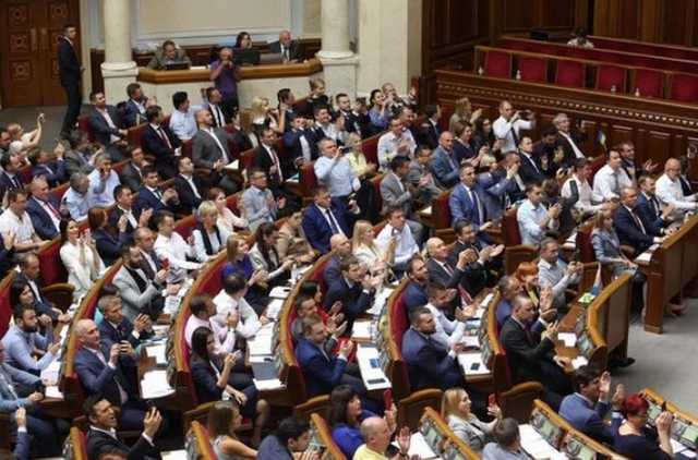 Проблемные "Слуги народа": как проголосованный закон рушит партию Зеленского