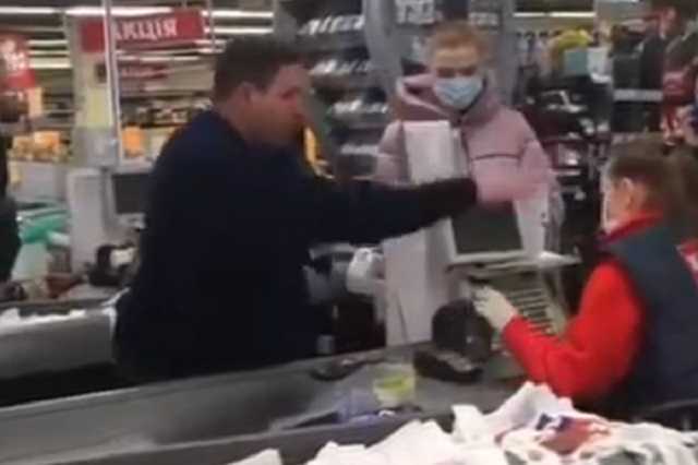 Украинец устроил скандал в супермаркете из-за сдачи мелочью