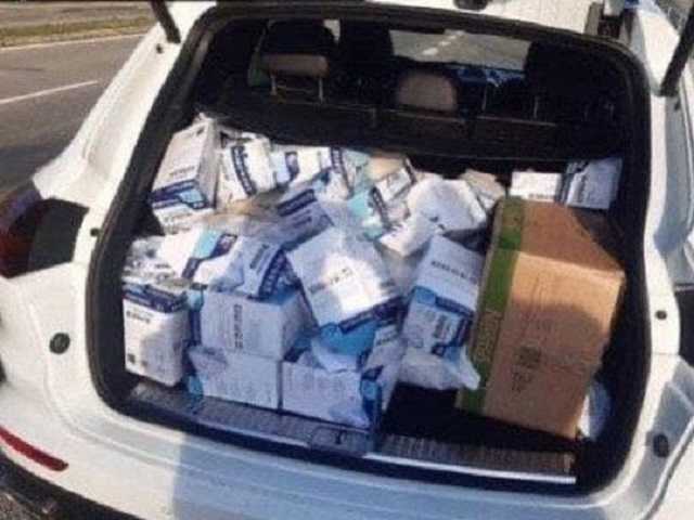 Украинец на Porshe вывез в Словакию целый багажник медицинских респираторов