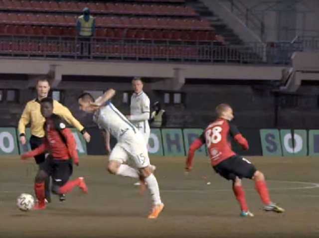 Чемпионат Белоруссии по футболу упорно отказываются прерывать или проводить без зрителей