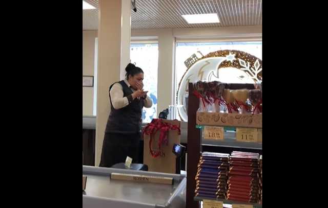 Разбил лицо до крови: в Киеве мужчина напал на сотрудниц магазина