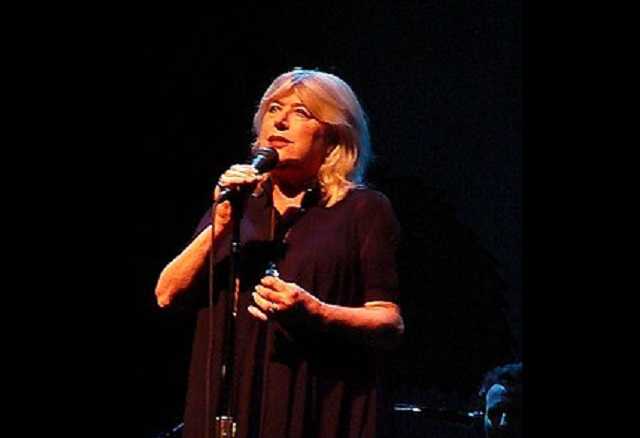 Едва разговаривает: британскую певицу госпитализировали с коронавирусом