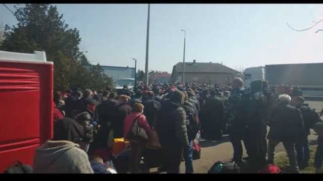 Появилось видео, как возвращающиеся в Украину заробитчане теряют сознание в очереди на границе