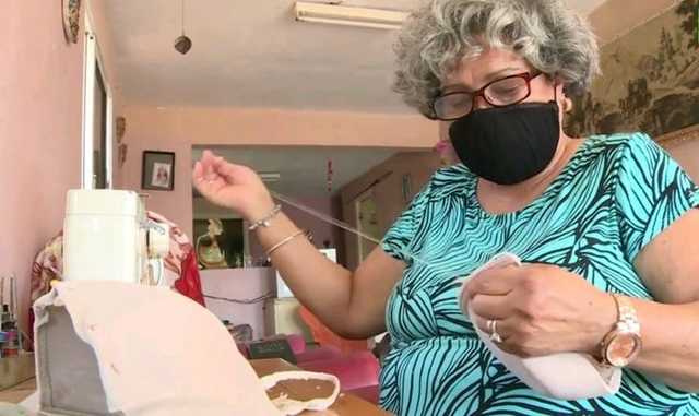 На Кубе женщины приспособились шить защитные маски от коронавируса из бюстгальтеров