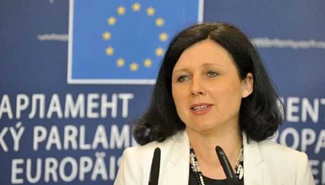 Еврокомиссар обвиняет Россию в распространении фейков, а Китай - в пропаганде относительно Covid-19