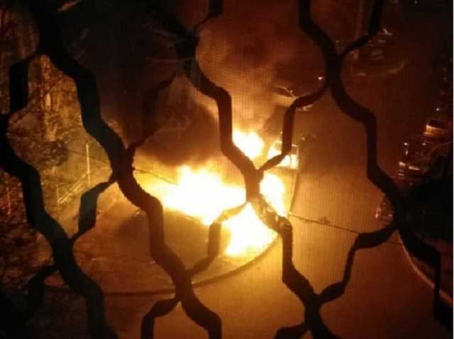 Пожар в Одессе: во дворе дома сгорели микроавтобус и два джипа