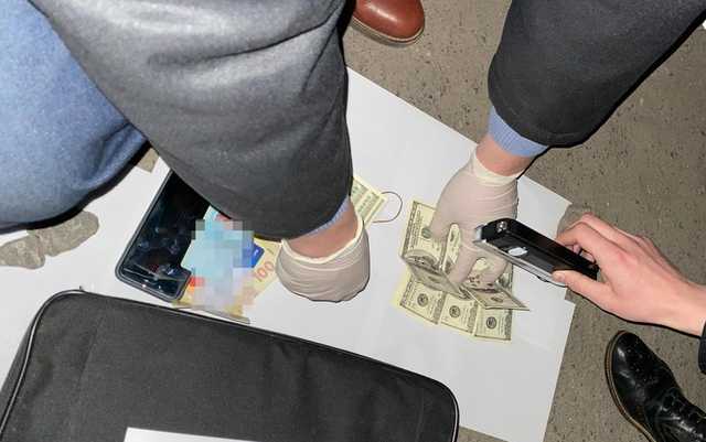 В Хмельницкой области налоговика задержали за вымогательство взятки от местного бизнесмена