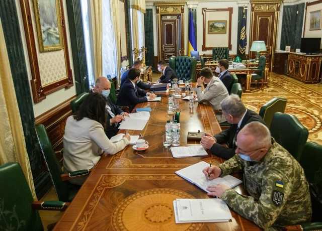 На совещании у Зеленского Хомчак неправильно надел маску