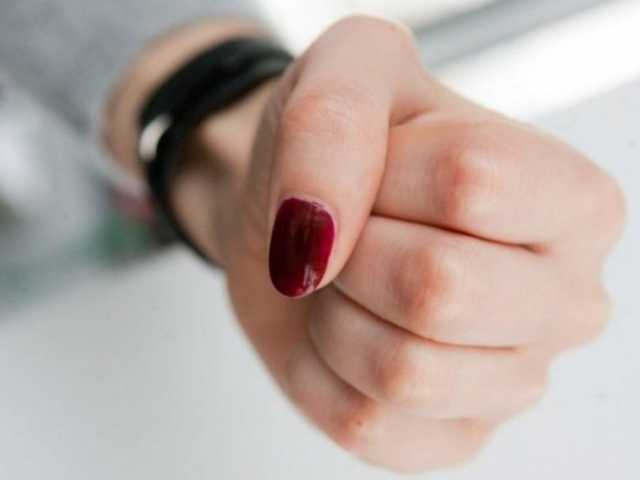 В Одесской области пьяная мать избила 11-летнюю дочь и посадила на цепь