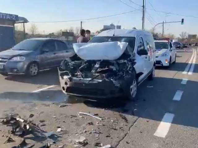 Заслепило глаза: в Киеве в результате ДТП водитель вылетел через лобовое стекло