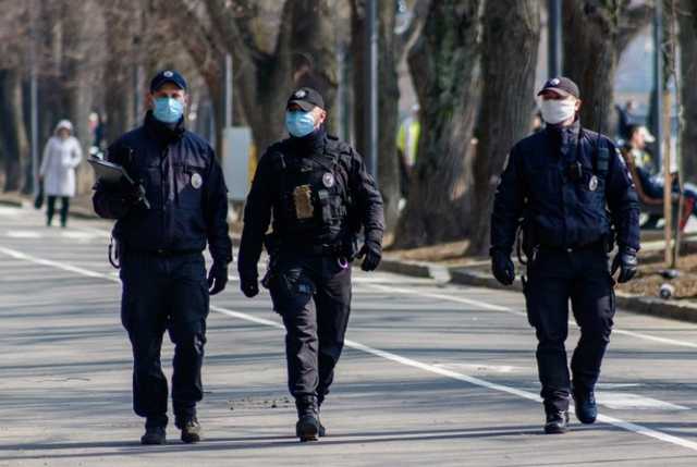 В Киеве полицейские жестоко задержали девушку за "нарушение карантина"