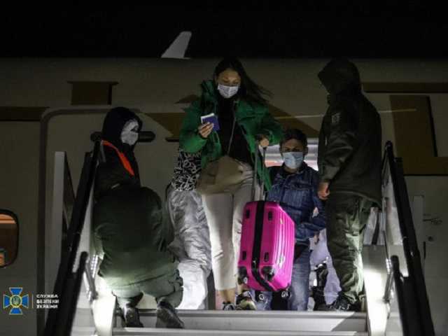 «Мы так быстрее заболеем»: эвакуированные из ОАЭ украинцы рассказали об условиях обсервации