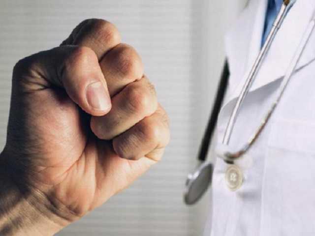 Под Херсоном в очереди в наркологии избили 70-летнего доктора