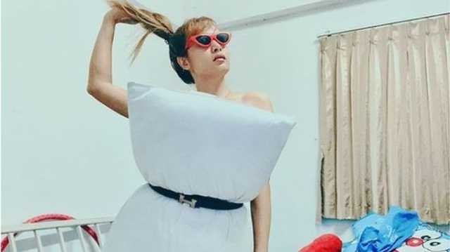 Голые на карантине: В Сети начался флешмоб с подушками