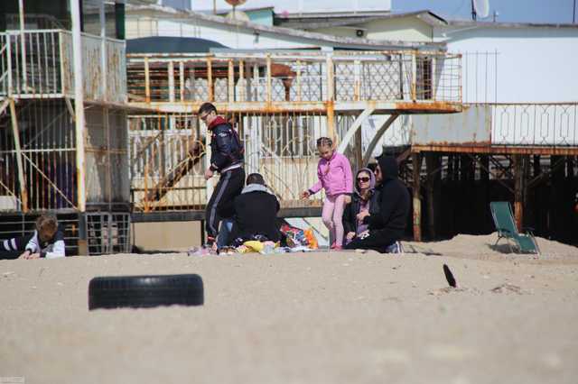 Одесситы массово отдыхают на пляже, игнорируя карантин