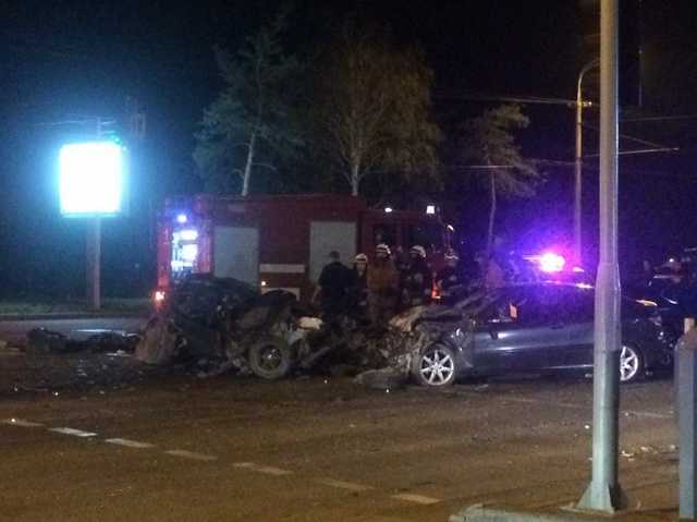 Смертельное ДТП с тремя автомобилями в Днепре: двое погибли, одного увезла «скорая»