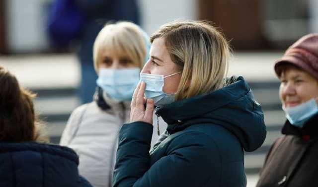Почти половина киевлян не видят угрозы в коронавирусе, но маски носят