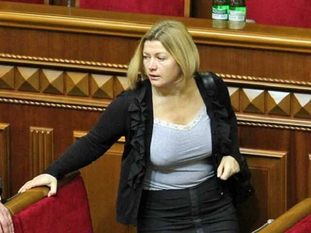 Влада відмовилася доставити 100 тисяч захисних костюмів для медиків від Фонду Порошенка