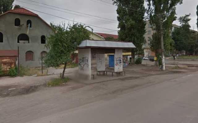 На автобусній зупинці мати викликала “швидку”, заявивши, що вперше бачить власну дитину