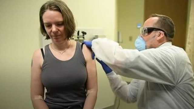 Жительнице Сиэтла первой ввели экспериментальную вакцину от коронавируса