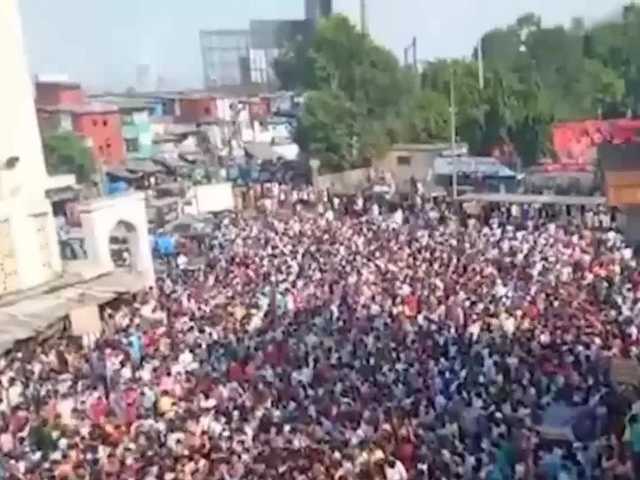 Сотни мигрантов устроили массовую драку с полицией в Индии