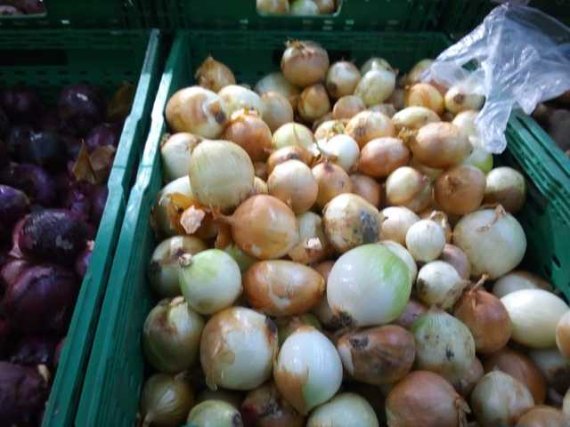 Карантин в столичных магазинах: отделы с овощами отделили плёнкой, дешевеют очищенные овощи