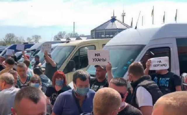 Украинцы массово возвращаются из Европы: появилось видео ажиотажа на границе