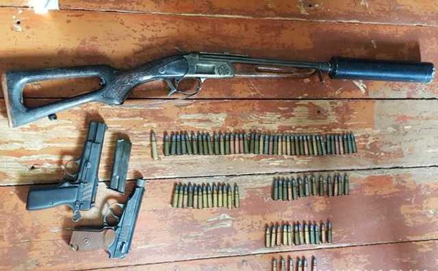 На Черкащині правоохоронці вилучили у чоловіка арсенал зброї