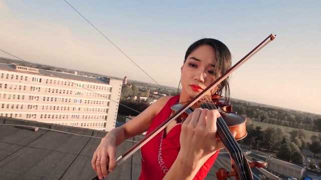 В Италии знаменитая скрипачка сыграла на крыше больницы с зараженными коронавирусом