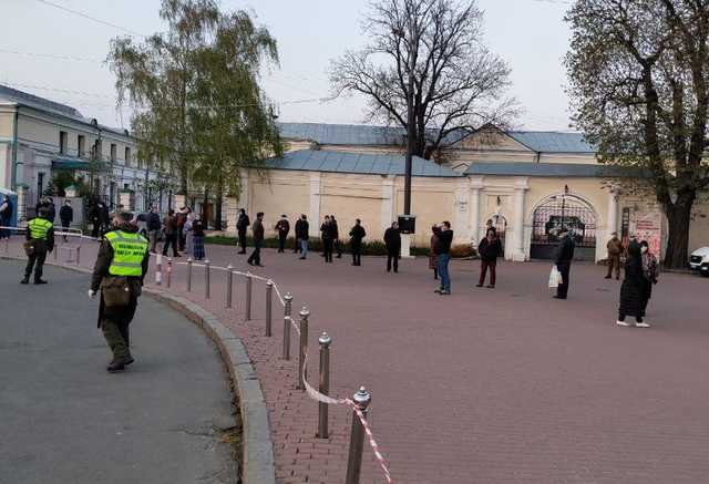В Киеве верующие пришли в эпицентр коронавируса за благодатным огнём