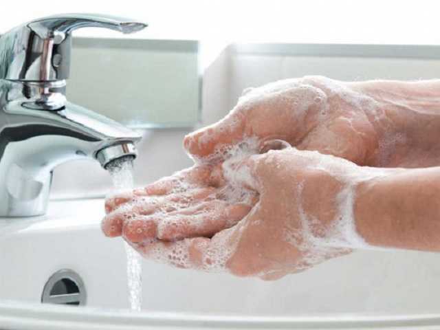 Часто мыть руки в карантин опасно: дерматолог назвала причину
