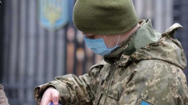 Курсант пообщался с мамой: в Житомире зафиксировали вспышку коронавируса среди военных