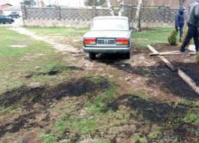 В Ровенской области мужчина облил бензином и поджег служебный автомобиль полиции