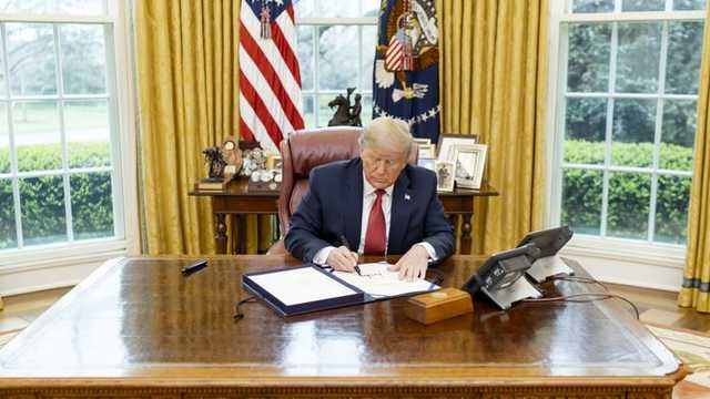 Трамп подписал указ об остановке выдачи грин-карт в США