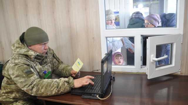 «Откройте хотя бы разово в одном направлении»: жители Донбасса призывают открыть КПВВ