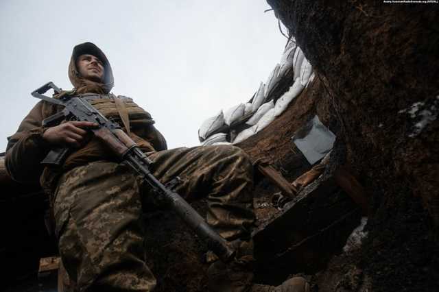 На Донбассе погиб украинский военный, еще трое ранены