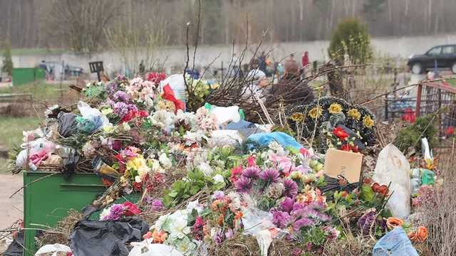 Очень спешила: в Ровно пенсионерка застряла на кладбище