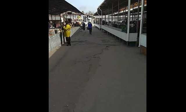 Предприниматели взяли штурмом 2 рынка и возобновили торговлю в Каменском на Днепропетровщине