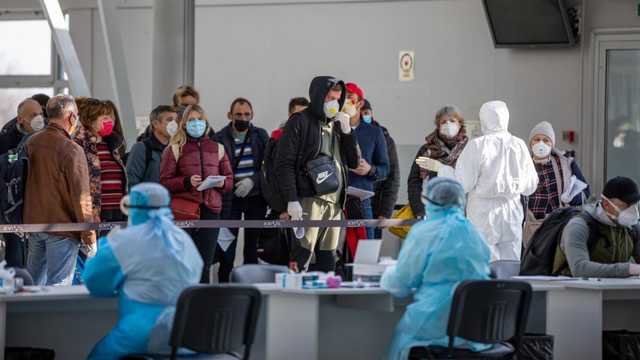 "Мы в отчаянии, нас не пускают домой!" Сотни украинцев застряли в ОАЭ