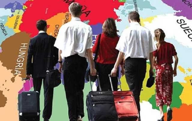 Скоро каждому второму украинцу придется задуматься об эмиграции, – экономист