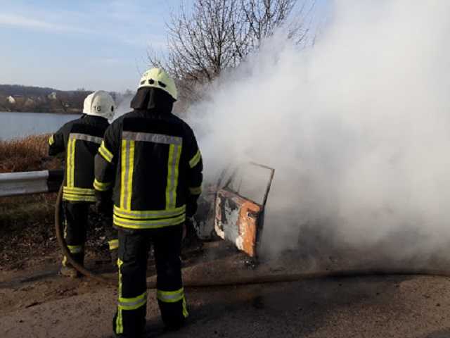 На Київщині горять 20 гектарів трави та очерету, вогонь знищив два будинки