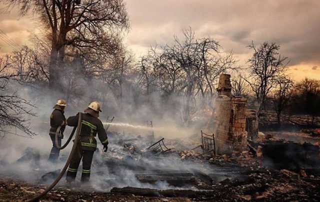 “Противогазы надевают для СМИ”: в каких условиях спасателям приходится тушить пожары на Житомирщине