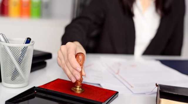 Суд виправдав нотаріуса, яка переоформила чотири арештовані квартири