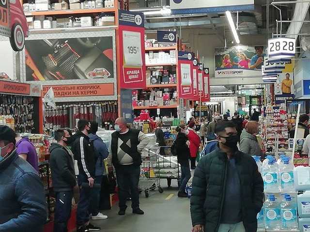 Из-за закрытия маленьких магазинов украинцы штурмуют гипермаркеты